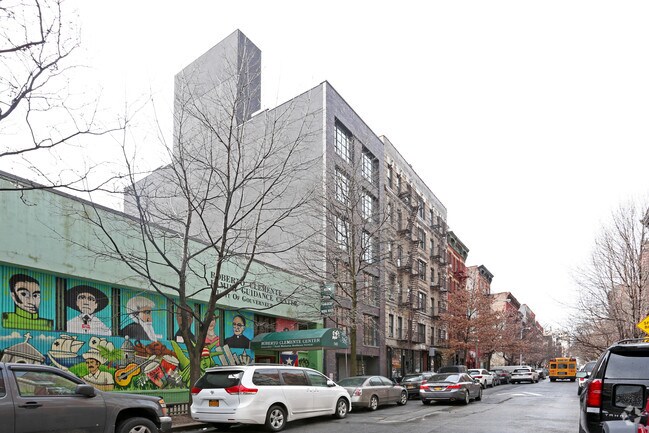 Building Photo - 536 E 13th St