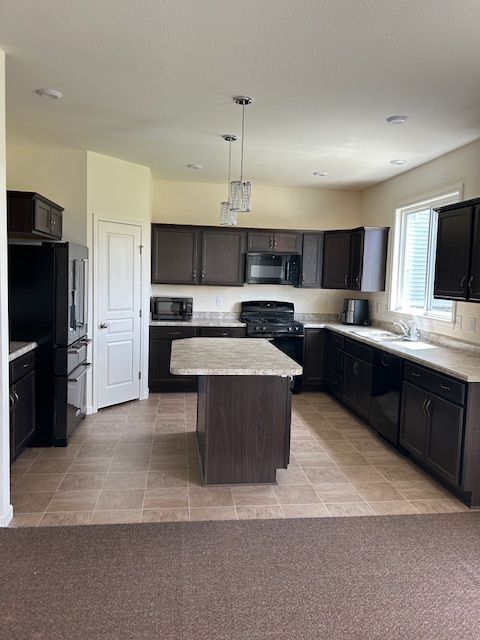Foto del edificio - Massive, Newer 4 Bedroom Home in Pool Comm...