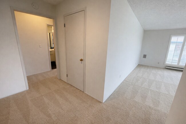 Foto del edificio - 1 BEDROOM / 1 BATH CONDO AVAILABLE AT WATERGATE COMPLEX IN EMERYVILLE!!!