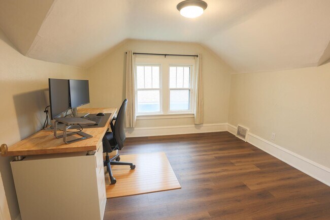 Foto del edificio - 1963 S 75th St