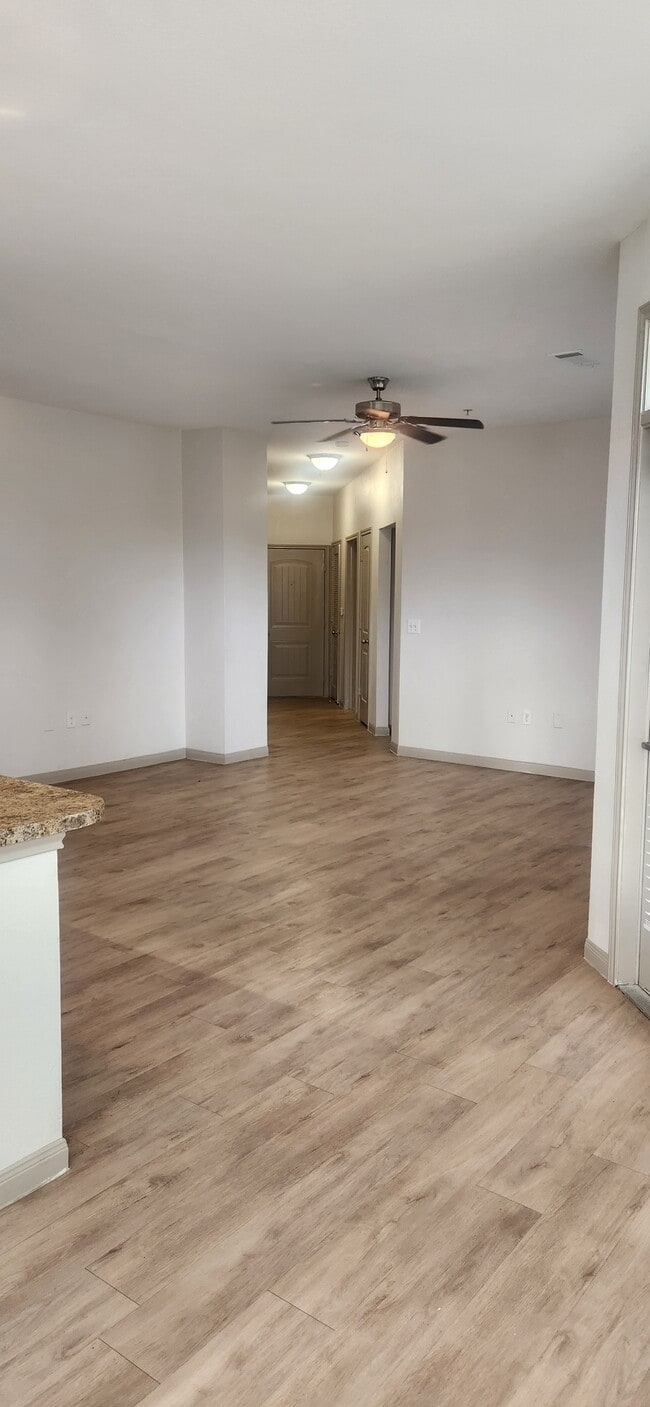 Building Photo - Queenston Manor