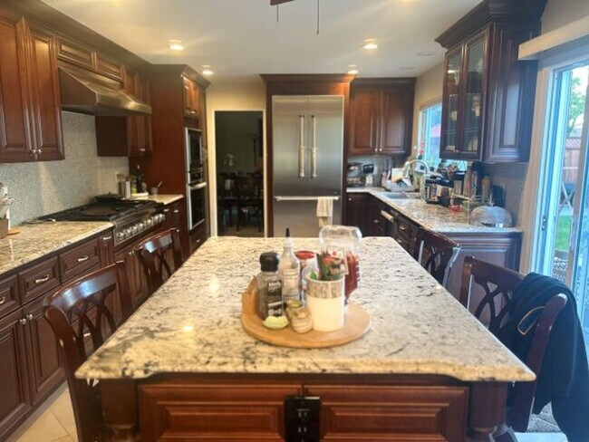 Foto del edificio - Well located 5-Bedroom 3- bathroom Morgan ...