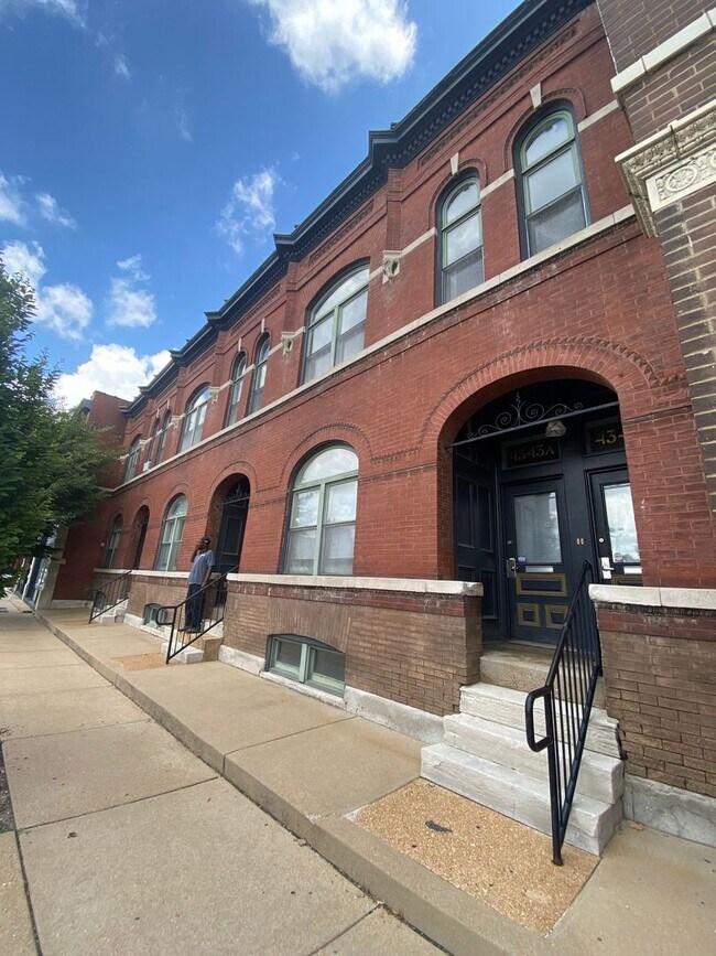 Foto del edificio - Beautiful 2 Bed 1 Bath in THE GROVE!