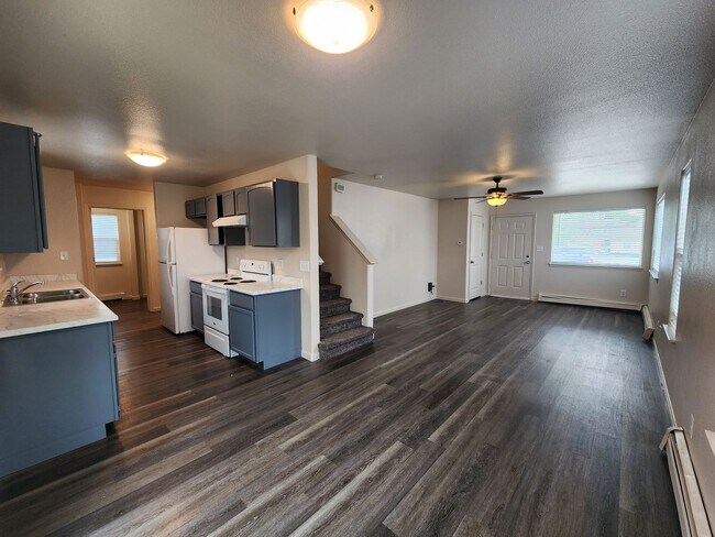 Building Photo - 4 Bed, 2 1/2 Bath in Fruitvale