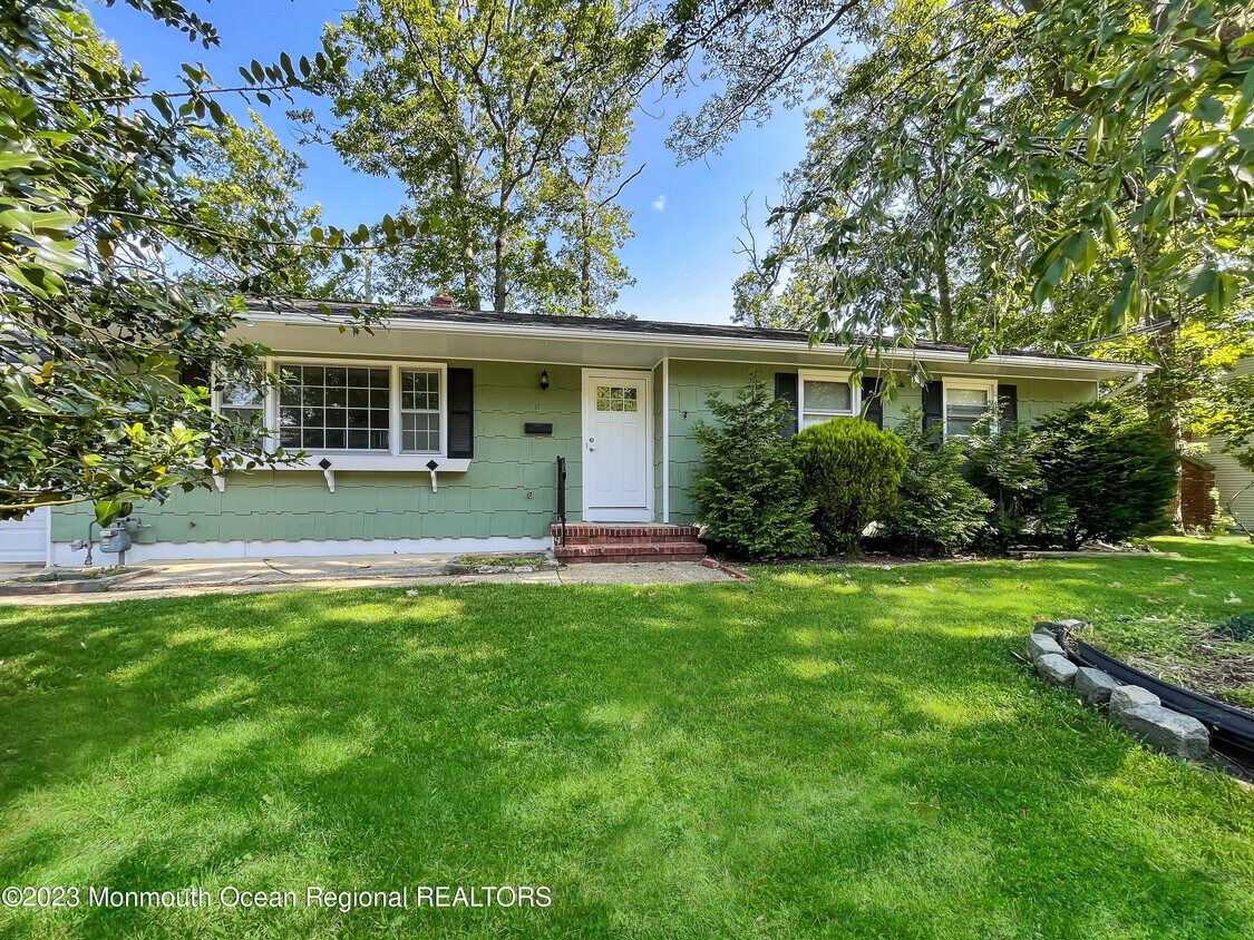 Primary Photo - 11 Roslyn Dr