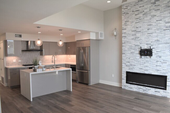 Building Photo - 2 bedroom 2.5 bath Townhome, walking dista...