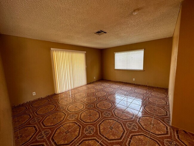 Building Photo - BEAUTIFUL SINGLE STORY HOUSE WITH PRIVATE ...