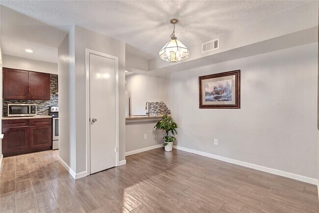 Building Photo - 10555 Turtlewood Ct