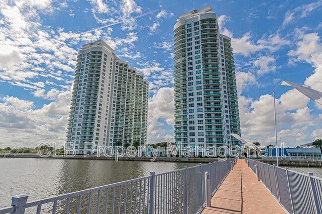 Building Photo - 231 Riverside Dr
