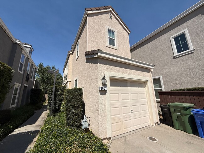 Building Photo - Charm & convenience in this Elk Grove Home