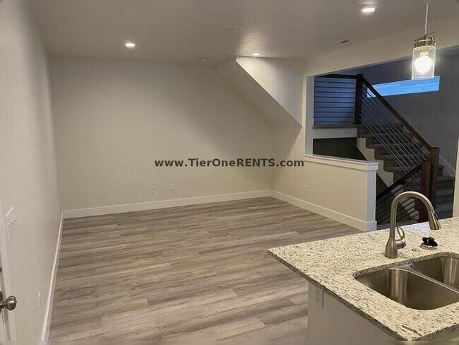 Building Photo - Modern 3 bed/2.5 bath townhome with great ...