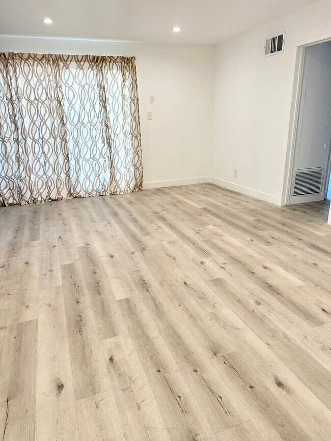 Living room - 708 E Palm Ave