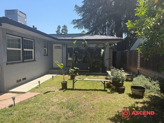 Building Photo - Cozy Home near Bakersfield College!
