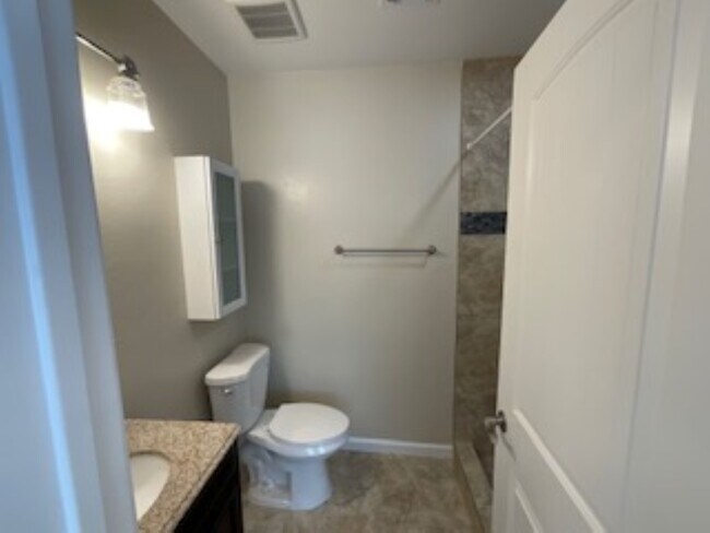 Baño 2 - 1214 E Elm St