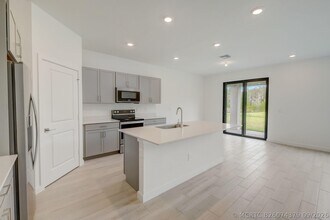 Building Photo - 5976 SE Sky Blue Cir