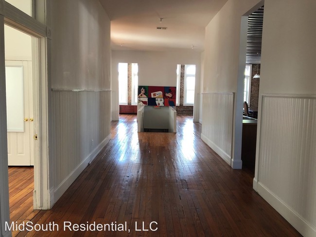 Building Photo - 2 br, 1.5 bath House - 109B W. Pleasant