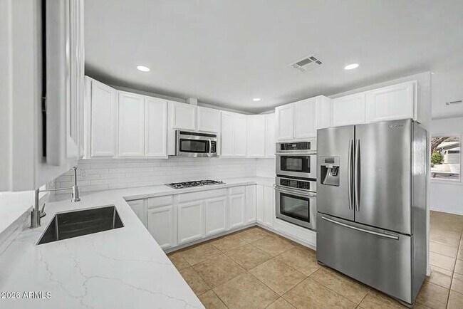 Building Photo - 2601 E Dahlia Dr