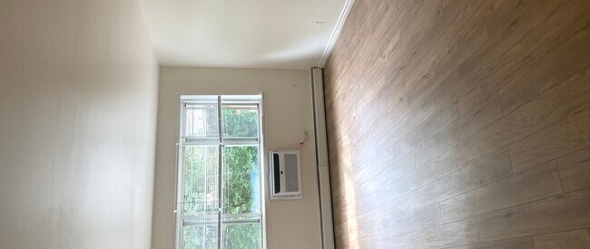 Foto del edificio - 5949 N Kenmore Ave