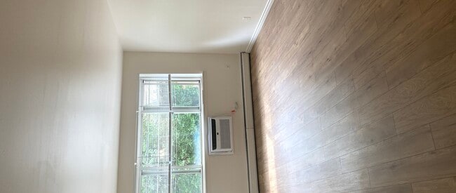 Building Photo - 5949 N Kenmore Ave