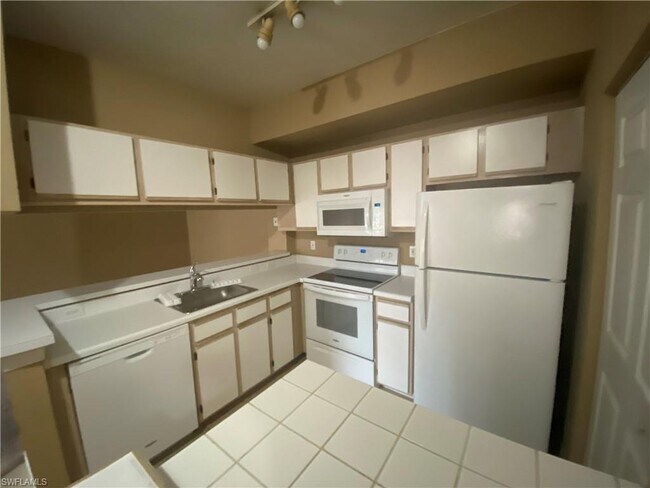 Building Photo - 6400 Aragon Way