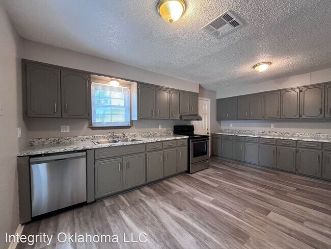 Building Photo - 3 br, 1 bath House - 2233 SW 49th St.