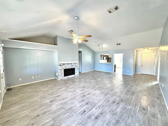 Foto del edificio - 15807 Pilgrim Hall Dr