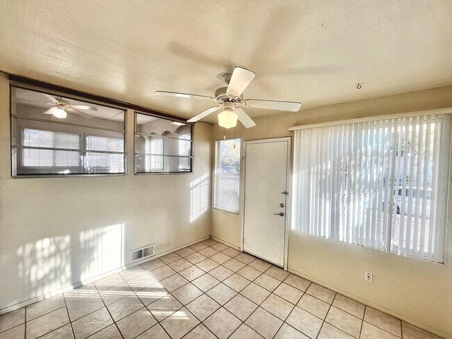 Foto del edificio - 3 Bedroom 2 Bathroom w/ Covered Parking and Large Shed