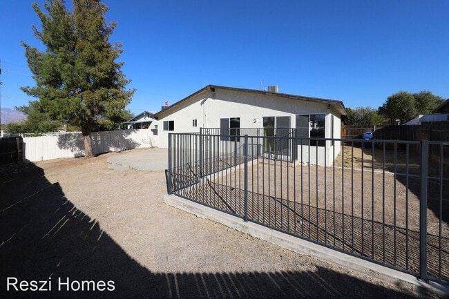 Building Photo - 3 br, 2 bath House - 3212 South Magda Ave
