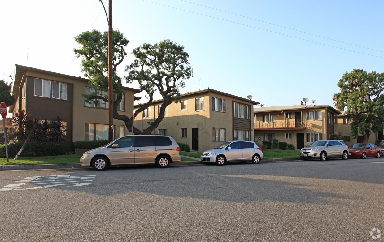 Primary Photo - 10825-10841 Saint James Ave