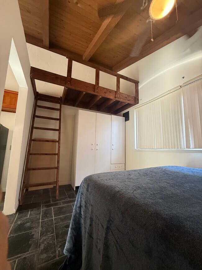 Foto del edificio - 12011 Browning Ave