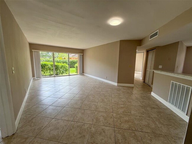 Foto del edificio - 8781 Wiles Rd