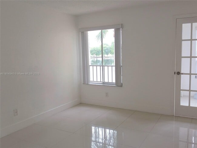Building Photo - 731 Vista Isles Dr