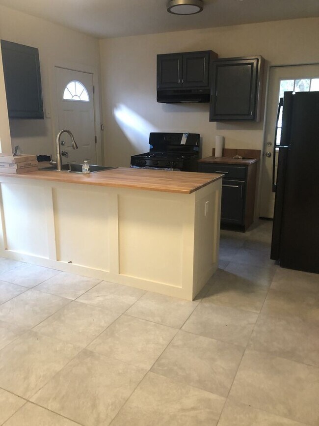 Building Photo - 204 S Ann St