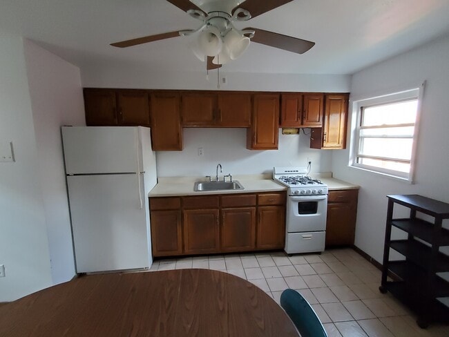 Kitchen view 1 - 3435 Dawson St