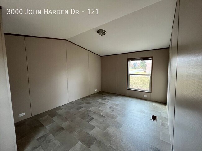 Foto del edificio - 3000 John Harden Dr