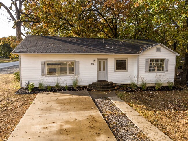 Building Photo - Freshly Updated 3 Bedroom House