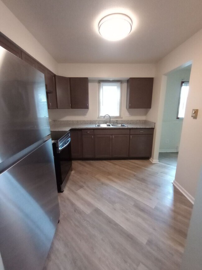 Building Photo - 6012 Boxwood Dr