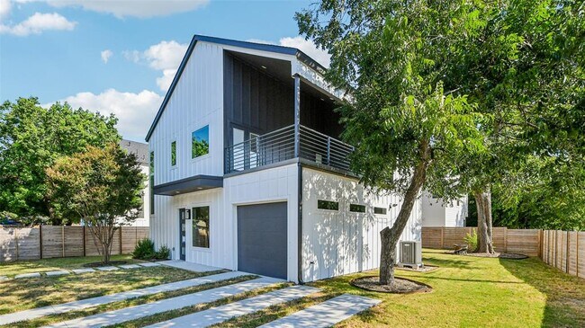 Building Photo - 102 W Fawnridge Dr