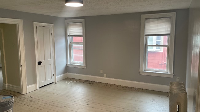 Building Photo - 207-209 E Walnut St