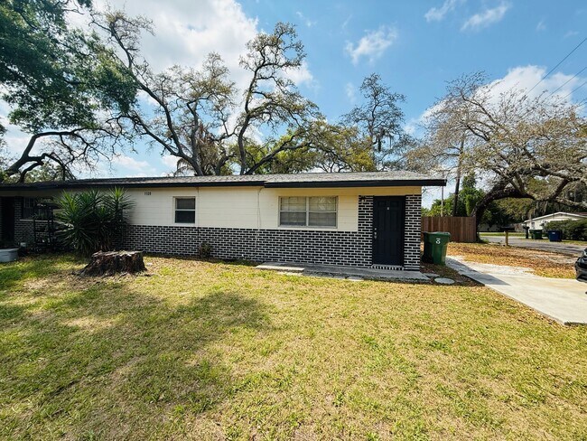 Foto del edificio - Affordable 2 Bedroom, 1 Bath half duplex in North Tampa