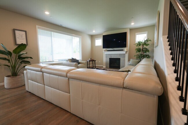 Foto del edificio - Exquisite 5BD/3BTH Maple Hills Home for Le...