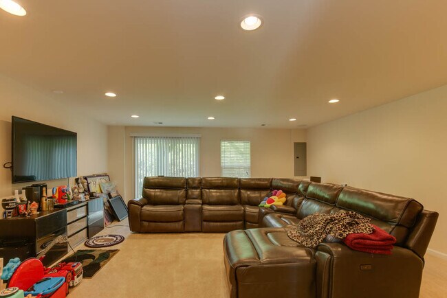 Foto del edificio - 315 W Constance Rd