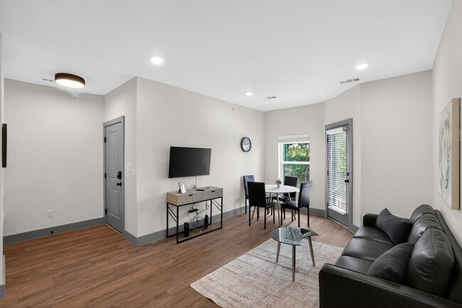 Foto del edificio - 2450 Wickersham Ln