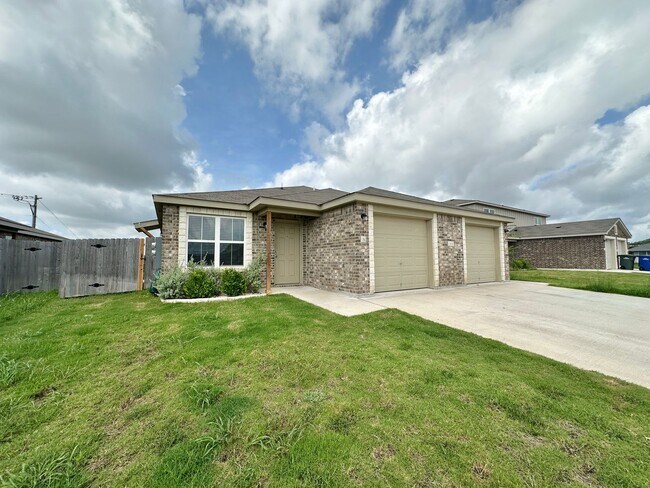 Building Photo - 1837 Clovis Dr
