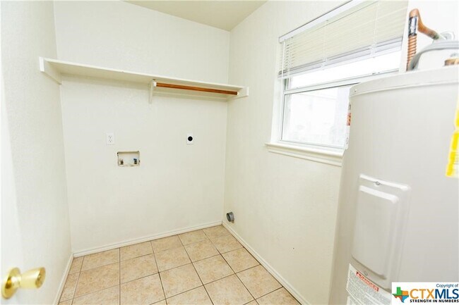 Building Photo - 3302 Hereford Ln