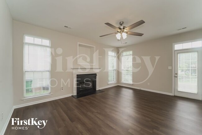 Foto del edificio - 5517 Timbertop Ln