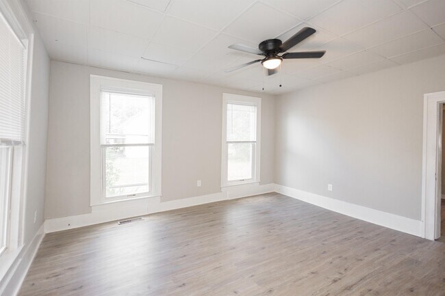 Building Photo - 218 W Chappell St