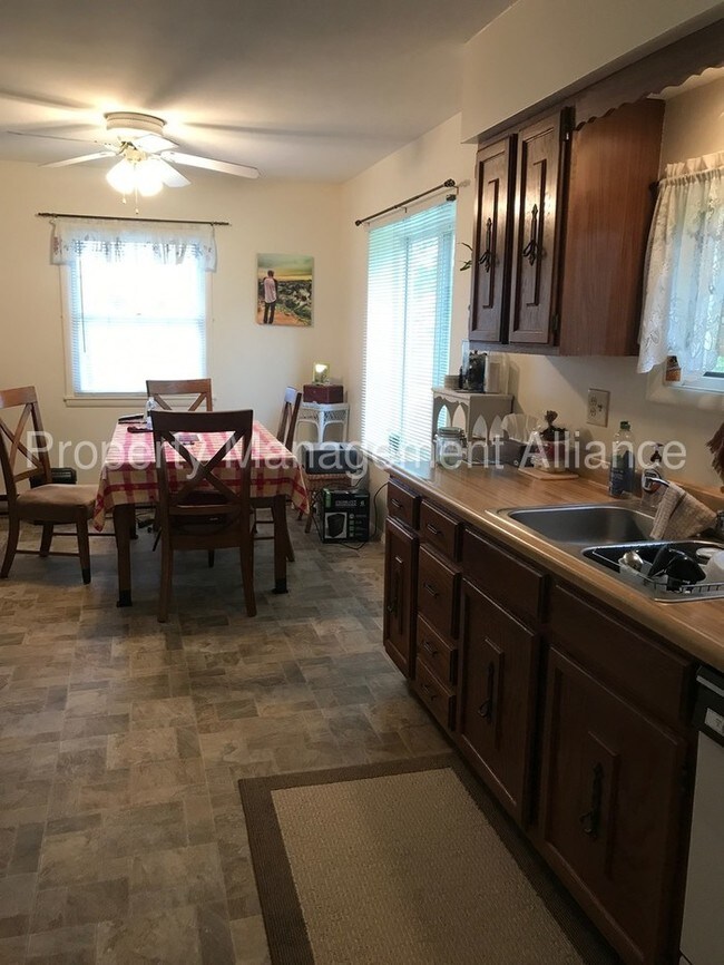 Building Photo - Serene Unit Minutes From Utica