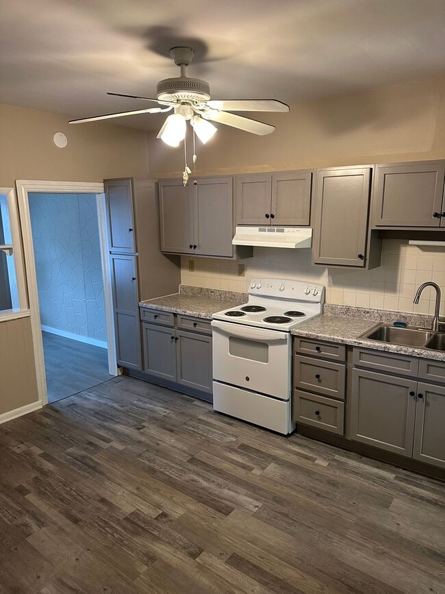 Building Photo - Two Bedroom Row Home for Rent