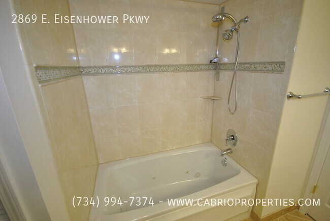 Building Photo - 2869 E Eisenhower Pkwy
